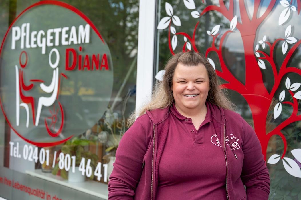 Diana Gleie, Inhaberin des Pflegeteams, vor dem Büro in Baesweiler