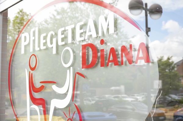 Eingangstür mit Logo des ambulanten Pflegedienstes Pflegeteam Diana